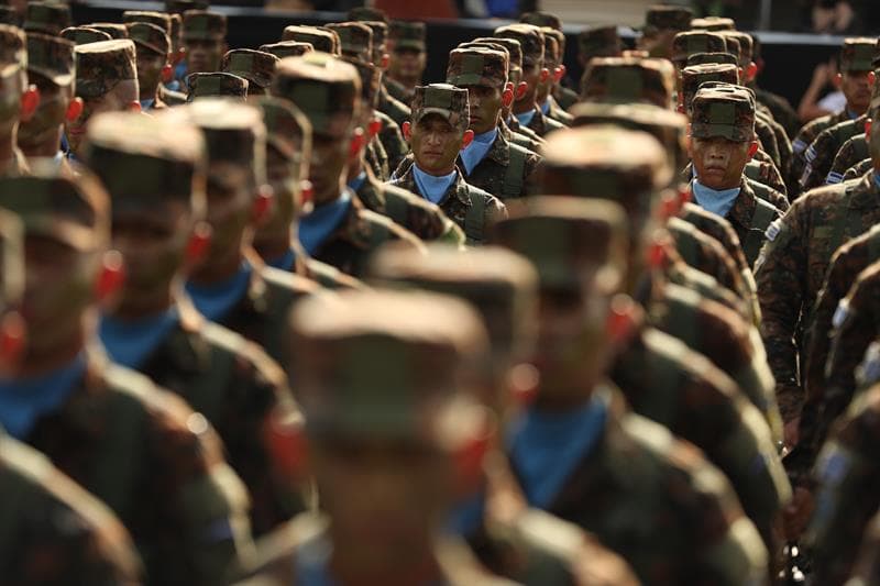 Bukele, quien pasó revista a los nuevos elementos del Ejército, aseguró que este grupo forma parte de los 3,000 militares con los que busca reforzar su plan de seguridad.