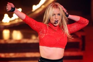 Se reportó que en pleno concierto 'La Princesa del Pop' recibió un insultó por parte de un fanático y ella también le respondió.