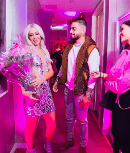 Fue la misma Paris Hilton quien destacó, en sus redes sociales, la presencia del colombiano en su fiesta. Maluma y Natalia regalaron a la festejada un ramo de rosas.
<br>