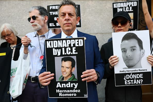 Andry Hernández tiene dos tatuajes de coronas, uno en cada muñeca: en un brazo con el nombre "mom" y en el otro, "dad. Estos tatuajes son la evidencia que presentó el gobierno para relacionarlo con la pandilla Tren de Aragua. Él no pudo defenderse de esas alegaciones, porque fue expulsado a El Salvador.