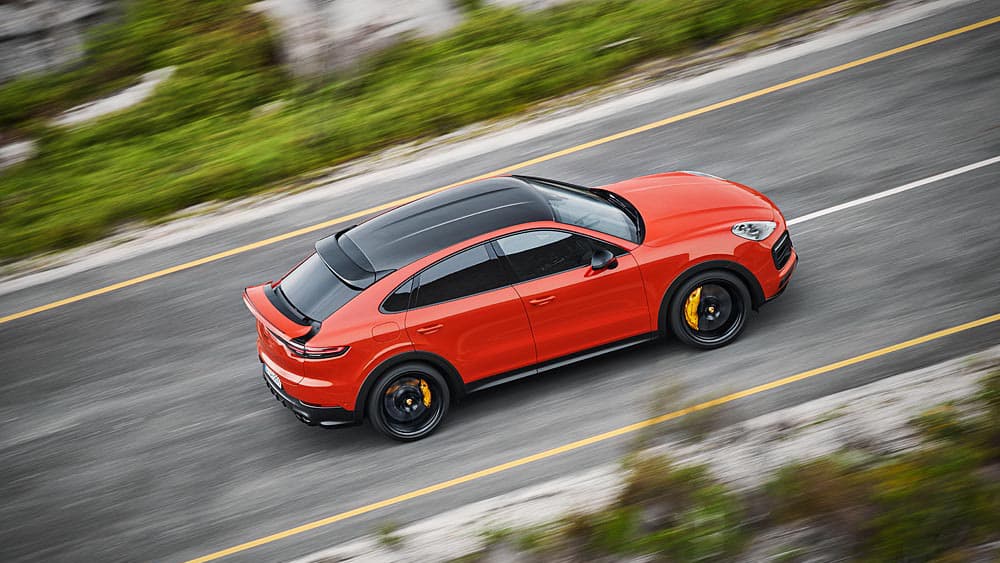 La versión 'regular', si es que tal denominación aplica a un Porsche, es la llamada simplemente 
<b>Cayenne Coupe</b> y está equipada con el mismo motor V6 turboalimentado de 3.0 litros de desplazamiento que se consigue en la Cayenne de techo normal, desarrollando 
<b>335 caballos de fuerza</b> y 332 libras-pie de torque.