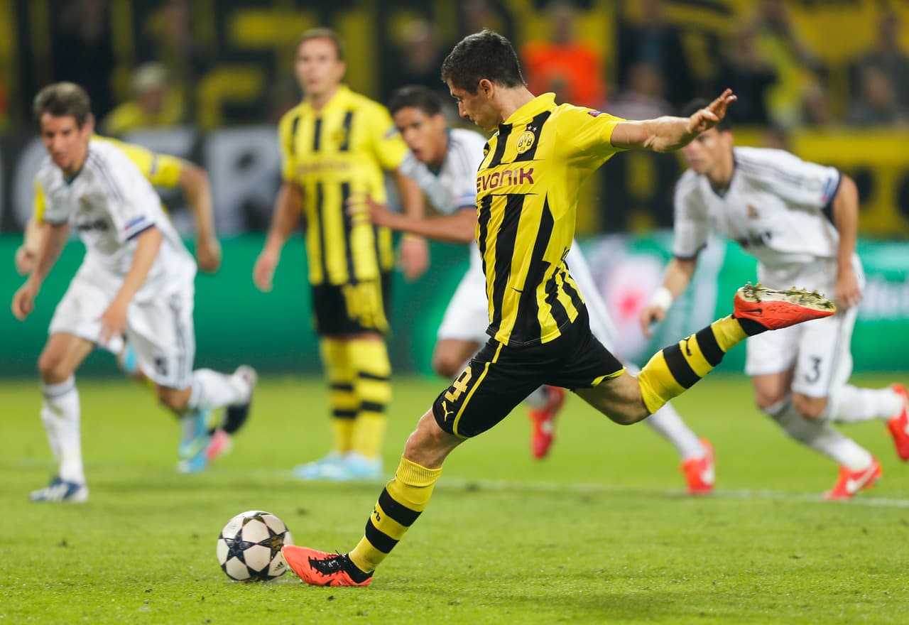 Robert Lewandowski, fiel a su estilo, cobró el penal de manera magistral. Un tiro fuerte y colocado al centro de la portería.