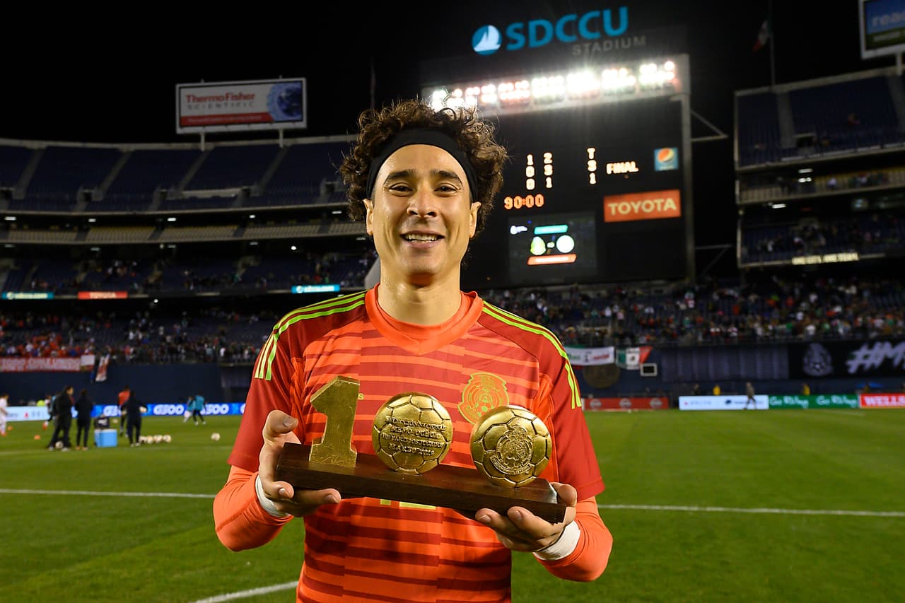 Homenajearon a Memo Ochoa por su centenar con el Tri