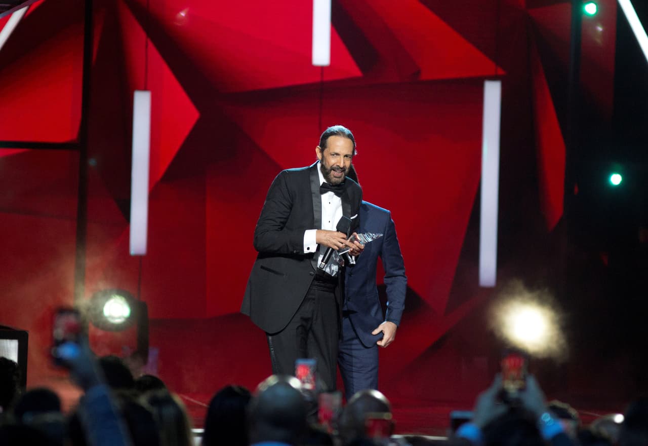 El cantautor dominicano
<b> Juan Luis Guerra</b> recibió el especial Premio Billboard a la trayectoria artística, en reconocimiento a sus 
<b>35 años de carrera.</b>