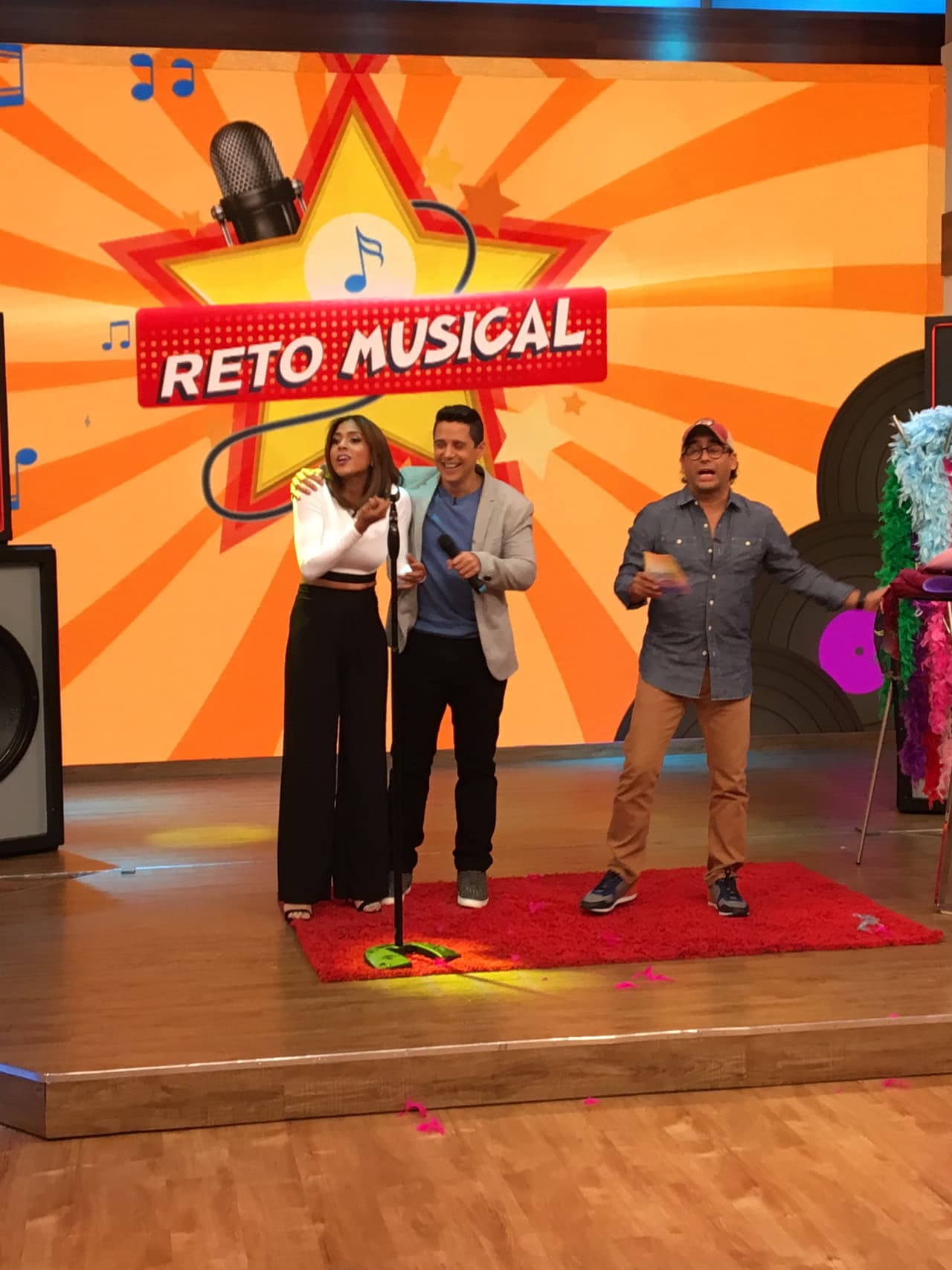 Aunque Francisca tenía que hacer dueto con Alejandro, se robó el show con 'Por qué me haces llorar'.