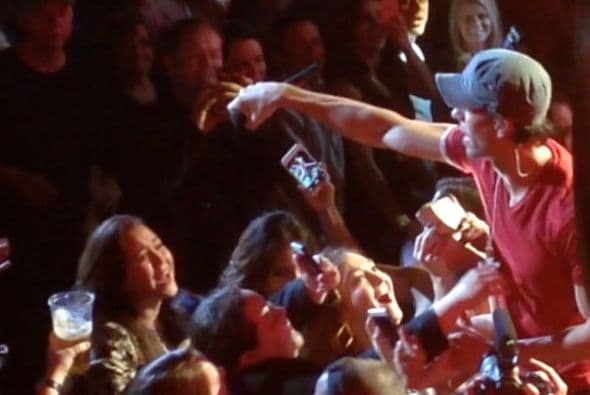 Con el US Airways completamente repleto, Pitbull y Enrique Iglesias hicieron retumbar el centro de Phoenix con un tremendo fiestón que duró más de 3 horas. En el concierto, estaban presentes celebridades como Jessica Cediel del Gordo y La Flaca y William Valdes de Despierta America, entre otros. Durante el show, los fans enloquecieron y corearon los éxitos de ambos artistas. Enrique Iglesias, hasta saltó del escenario para interactuar con su público y tomarse selfies con ellos.