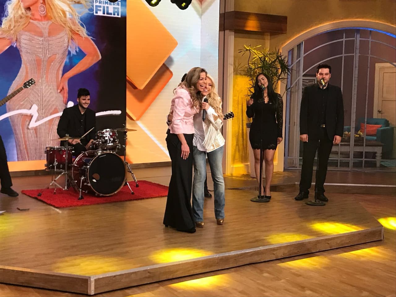 Lourdes Stephen fue encargada de presentarla y agradecerle una vez más por su visita.