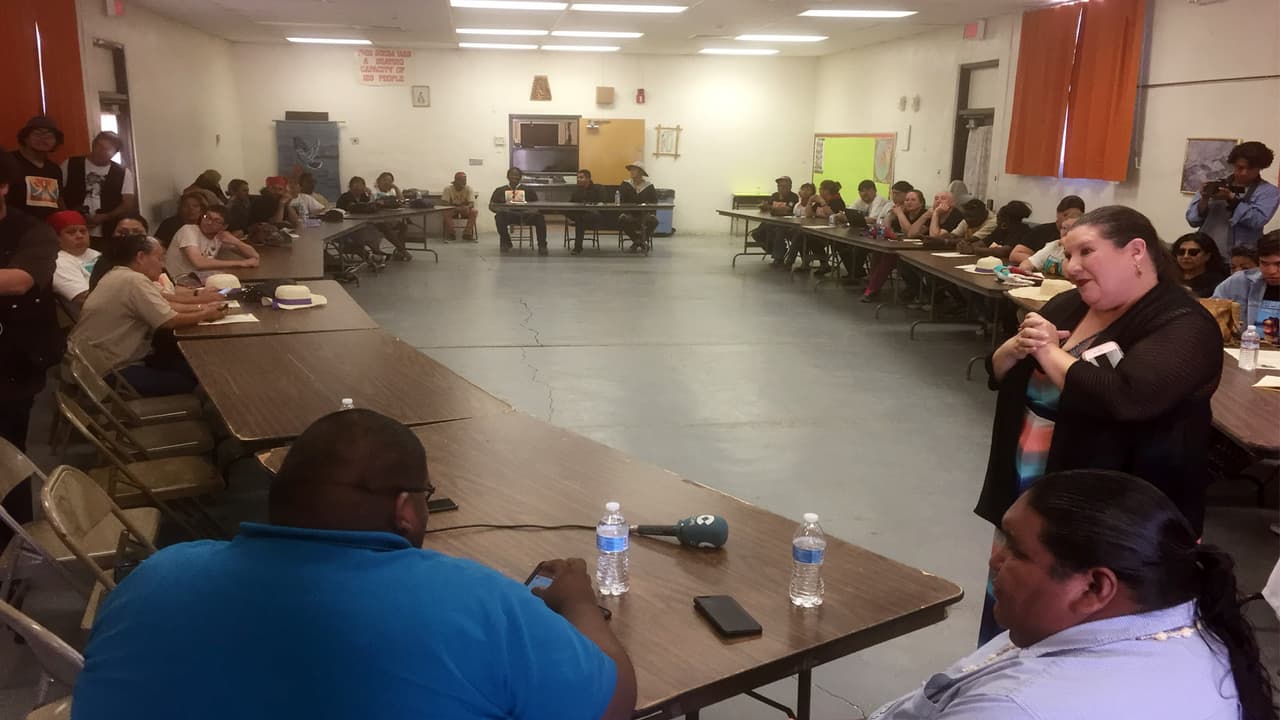 Juanita Molina, directora ejecutiva de Border Action Network, junto a líderes de la tribo le dan la bienvenida a la caravana contra el miedo.
