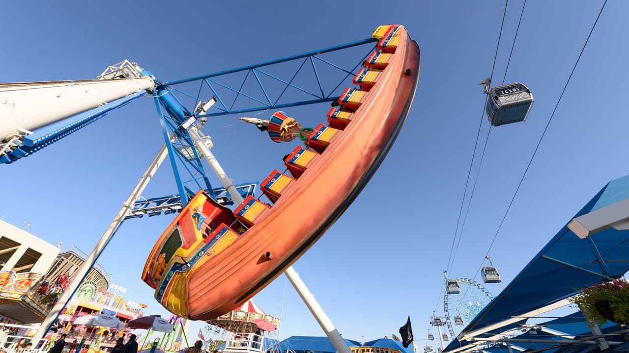 <h3 class="cms-H3-H3">Reglas y seguridad 2025</h3> 
<b>Bolsas claras obligatorias:</b> máximo 9″×10″×12″. Bolsos pequeños (Clutch) permitidos. 
<br>
<b>Armas y cuchillos prohibidos</b> (incluye portación con licencia y “constitutional carry”). 
<br>
<b>Menores de 17 años</b>: desde las 5 p. m. solo pueden entrar acompañados por un adulto mayor de 21 años (máx. 6 jóvenes por acompañante).