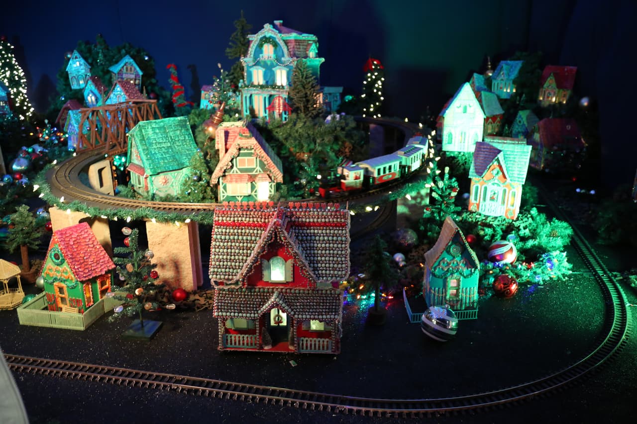 El ya tradicional pueblito navideño en miniatura, con sus ferrocarriles y trenes, cautiva la atención de los visitantes más pequeños.