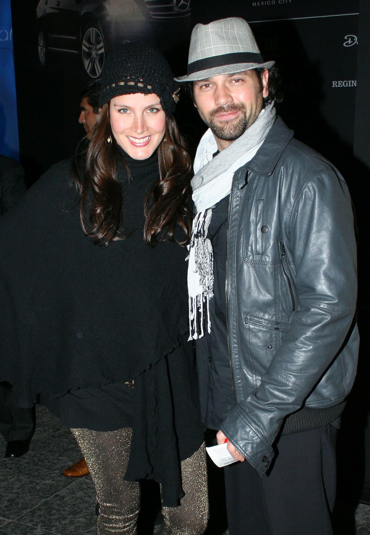 Fueron vistos en diferentes eventos. En una entrevista que le realizaron durante la promoción de la telenovela mexicana 'Llena de amor' (2010), confesó que estaban por cumplir un año: "Para que fuera mi novia le tuve que poner unos besos", 
<a href="http://www.lasnoticiasmexico.com/202927.html" target="_blank">declaró a los medios</a>.