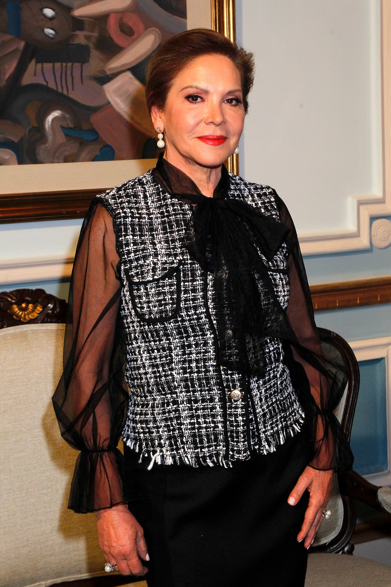 <b>Ana Bertha Espín</b> es un ícono de la pantalla, su trayectoria suma innumerables éxitos en cine, teatro y televisión. Ha sido acreedora de importantes premios como ‘Califa de Oro’, ‘Premios Ariel’ y ‘Premios TVyNovelas’. 
<br>