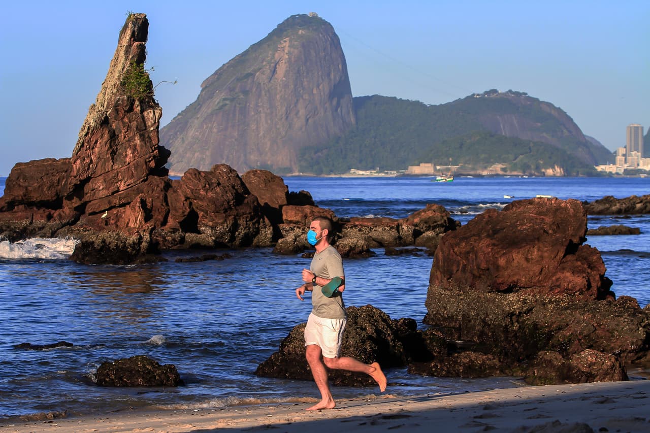 Los CDC recomiendan el uso de mascarillas después de encontrar evidencia en investigaciones sobre la transmisión del 
<a href="https://www.univision.com/temas/coronavirus">Covid-19.</a> Dichos estudios han demostrado que personas asintomáticas son trasmisores del coronavirus. 
<b>"Esto significa que el virus se puede propagar entre personas que estén interactuando muy cerca una de la otra, por ejemplo, al hablar, toser o estornudar, incluso si esas personas no están mostrando síntomas"</b>, según el 
<a href="https://www.cdc.gov/coronavirus/2019-ncov/prevent-getting-sick/cloth-face-cover-sp.html" target="_blank">comunicado</a> del CDC.