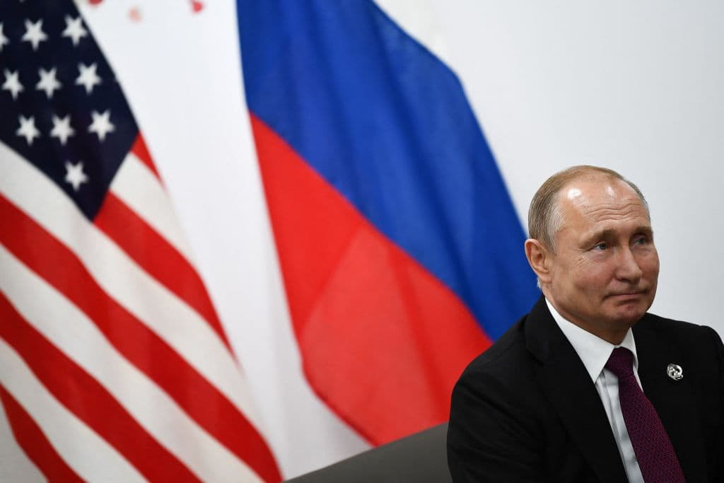 Trump dice estar "muy enojado" con Putin y amenaza con imponer aranceles a quienes compren petróleo ruso