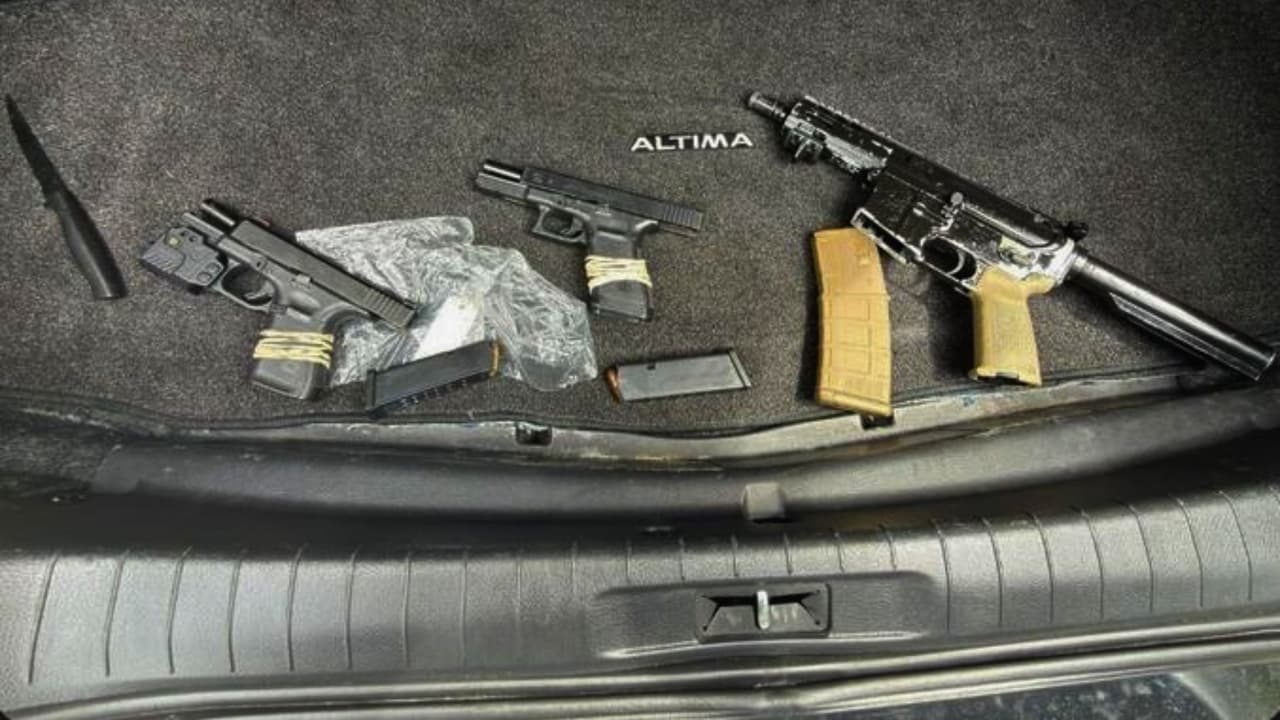 Estas son las armas decomisadas por la Policía de Dallas durante el operativo que llevó al arresto de un joven en una reunión de estudiantes.