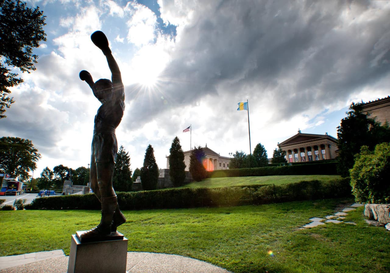 <b>Rocky Run</b>. En su célebre carrera, Rocky Balboa conquistó una aventura de 30 millas a través de la ciudad. Para una carrera un poco más manejable, sigue esta ruta de tres millas que comienza en Ninth Street y Washington Avenue, el corazón del mercado italiano donde Rocky corrió con los sonidos de los fanáticos que lo vitoreaban, y termina como lo hizo Rocky: con un sprint en los escalones del Museo de Arte de Filadelfia... y sí, al final que alguien te tome la foto de espaldas con los brazos alzados, para el instagram, por supuesto.