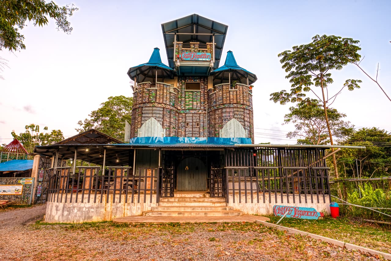 Bezeau asegura que su meta es tener un pueblo completo lleno de casas fabricadas con botellas de plástico, para limpiar nuestra isla y ayudar al planeta. “ Las botellas de plástico PET (fabricadas con el material sintético tereftalato de polietileno) fueron inventadas en 1973 para reemplazar las botellas de vidrio. El error que cometimos como consumidores fue permitir que las empresas sustituyeran el sistema de devolución del vidrio a la botella sin devolución, dejando el problema del desecho al consumidor.” explicó.