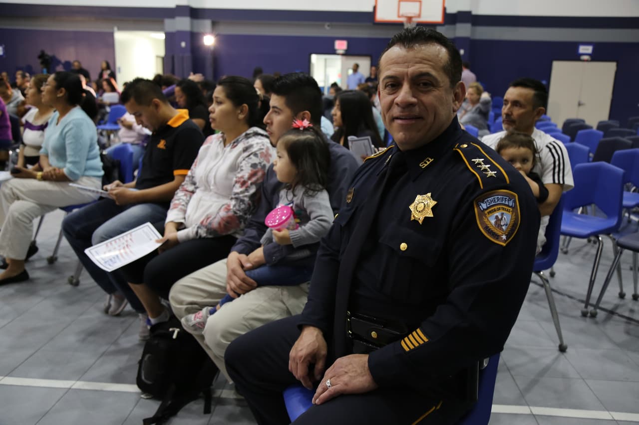 El segundo oficial al mando en el condado Harris es un colombiano , Edison Toquica, quien respalda los planes de su jefe, el sheriff González.