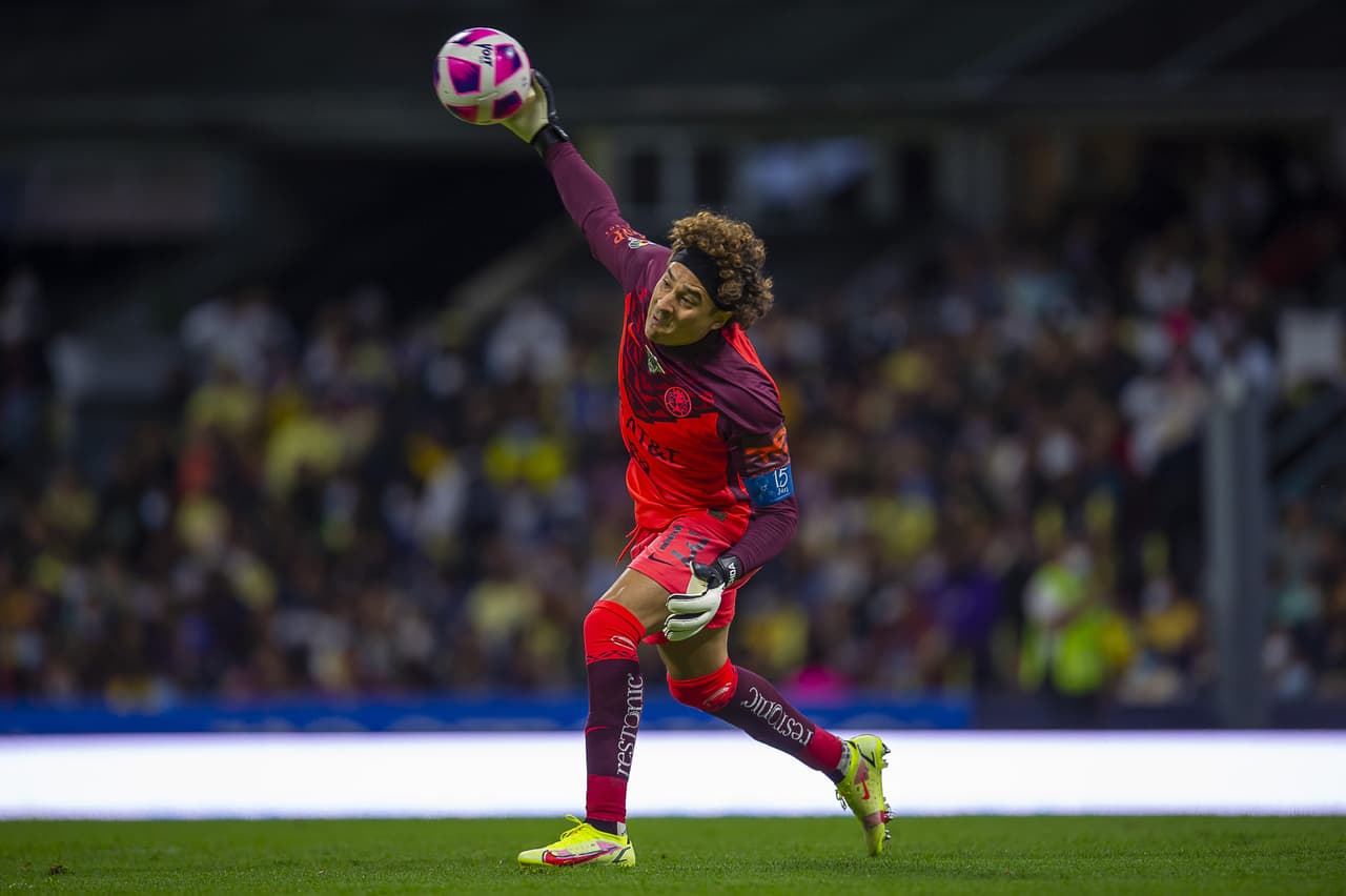Memo Ochoa fue pieza fundamental para que América mantuviera su arco en ceros tras sus lanzamientos que ahogaron en al menos tres ocasiones el grito de gol de Tigres.