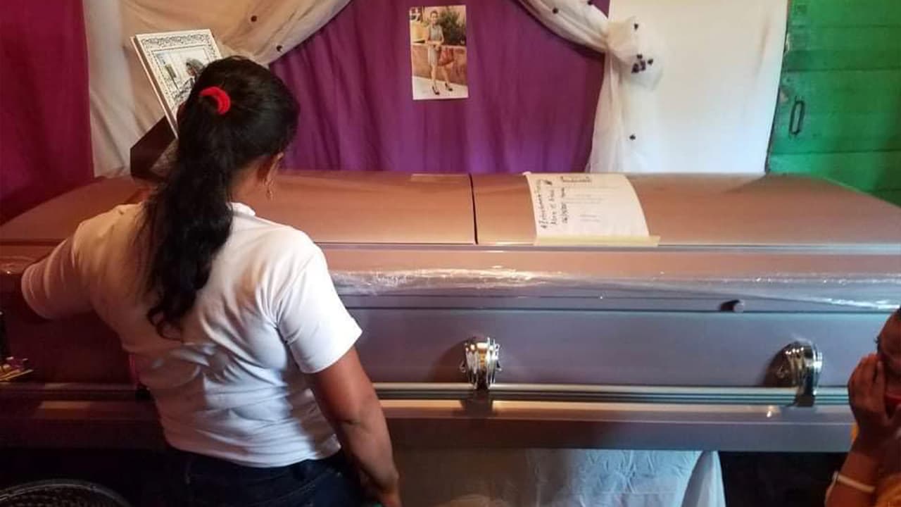 Aunque la familia dice que es un caso de violencia doméstica, las autoridades mantienen la investigación.