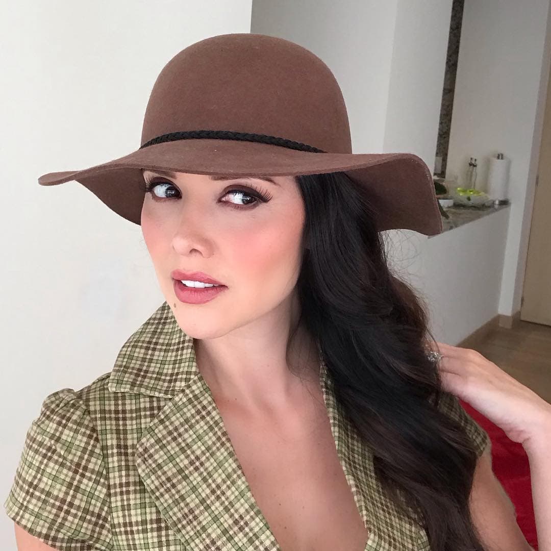 Tras su despegue como protagonista trabajó en teatro al lado de Helena Rojo y Julio Alemán en 'Sueños de un seductor' y 'Sé infiel y no mires con quién'.