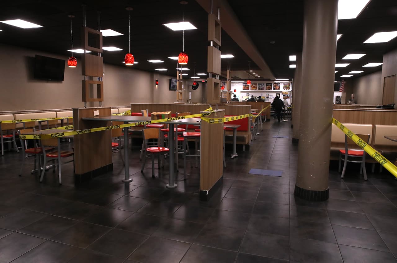 En el caso de los restaurantes, la recomendación de las autoridades es que limiten al máximo su capacidad o que operen únicamente para el entregar de comida para llevar, mientras que en lo que respecta a hospitales y clínicas, los funcionarios de salud les pidieron a los residentes acudir únicamente cuando se trate de una emergencia.