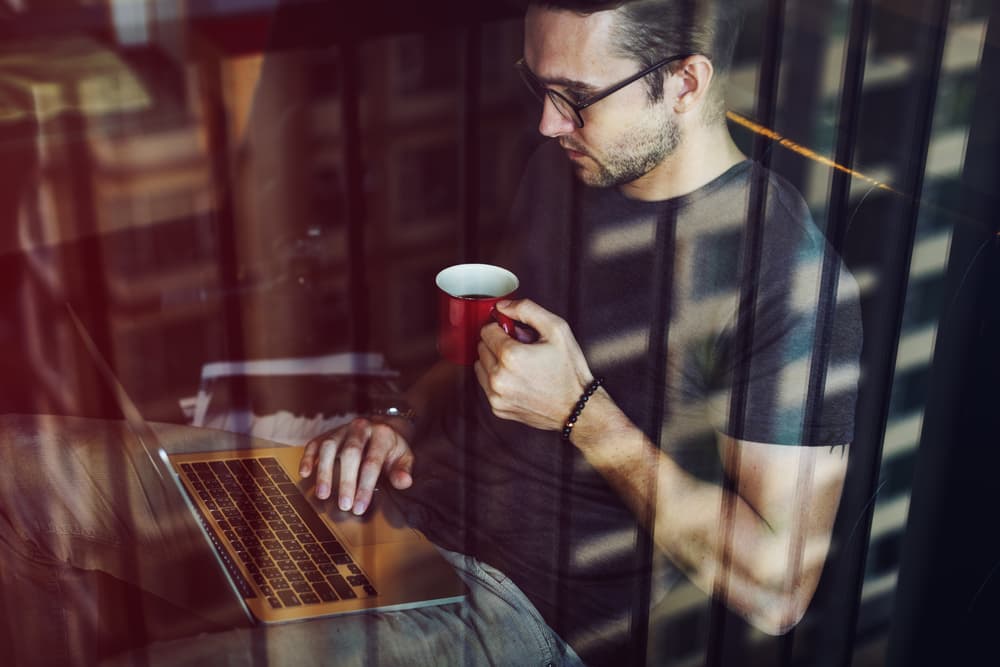 Este mes concéntrate en lo que debes hacer y no permitas interrupciones, pues no podrías cumplir tus metas laborales sobre todo después del 7 de agosto cuando tengas a Urano retrógrado. Si es necesario, enciérrate, pero cumple primero con tu obligación y luego conversa.