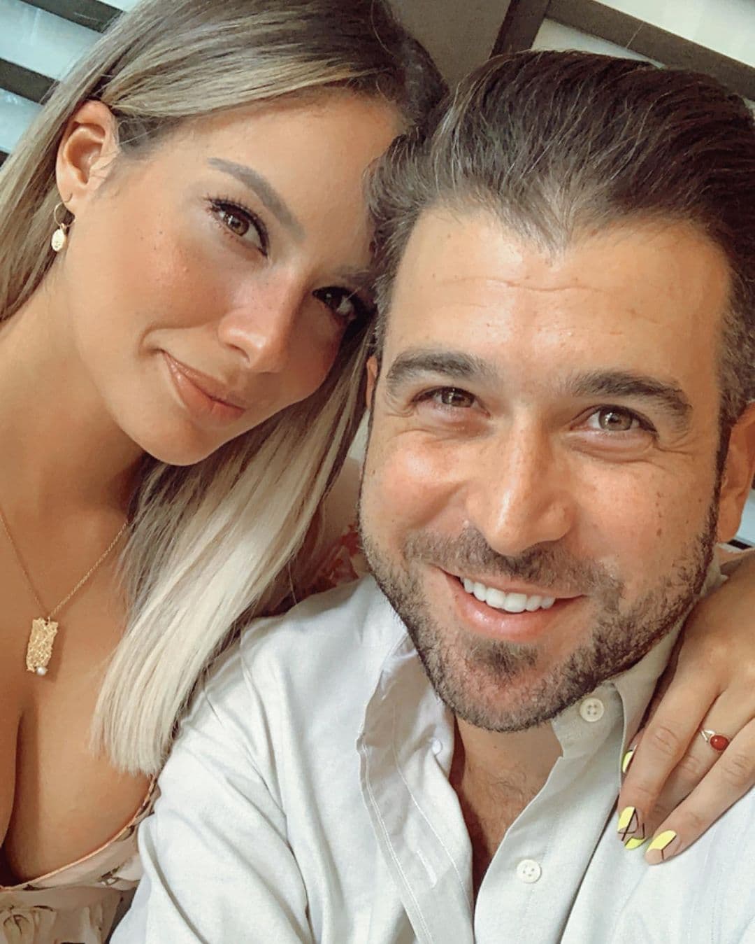 Su amor se hace más sólido con el paso del tiempo, tal como lo describe en este texto: "Todos los días vivo agradecida de tenerte. Gracias por amarme incondicionalmente, en las buenas y en las no tan buenas".