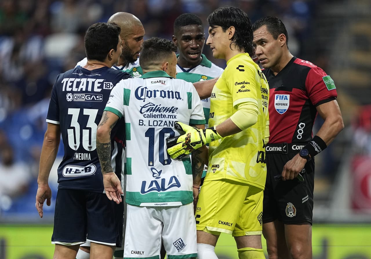 En la agonía del primer tiempo, el árbitro marcó un polémico penal de Acevedo sobre Janssen. Sin embargo, la repetición mostró que el neerlandés pisó la rodilla del arquero.