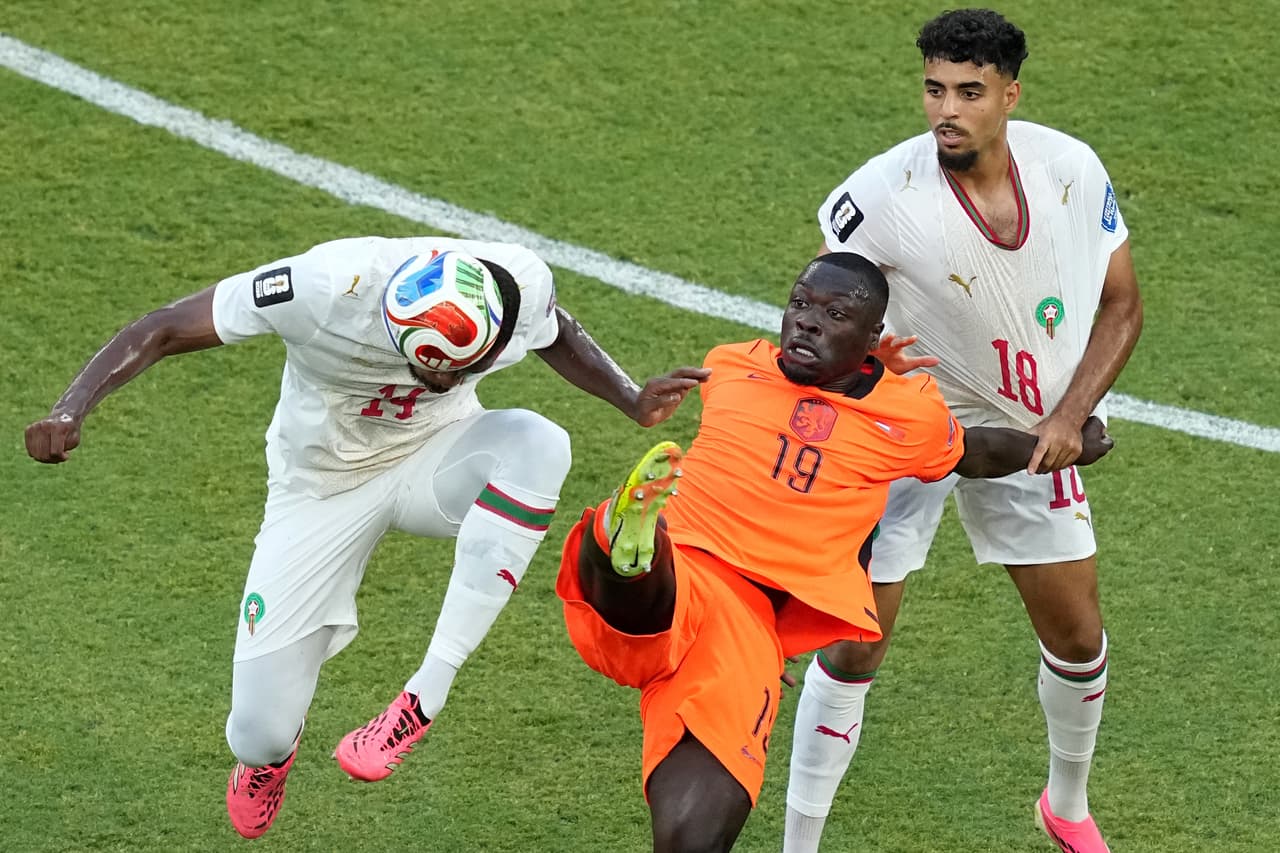 El marroquí Issa Diop (14) cabecea el balón ante el neerlandés Brian Brobbey (19) durante el partido de dieciseisavos de final de la Copa del Mundo entre los Países Bajos y Marruecos en Guadalupe, cerca de Monterrey, México, el lunes 29 de junio de 2026.