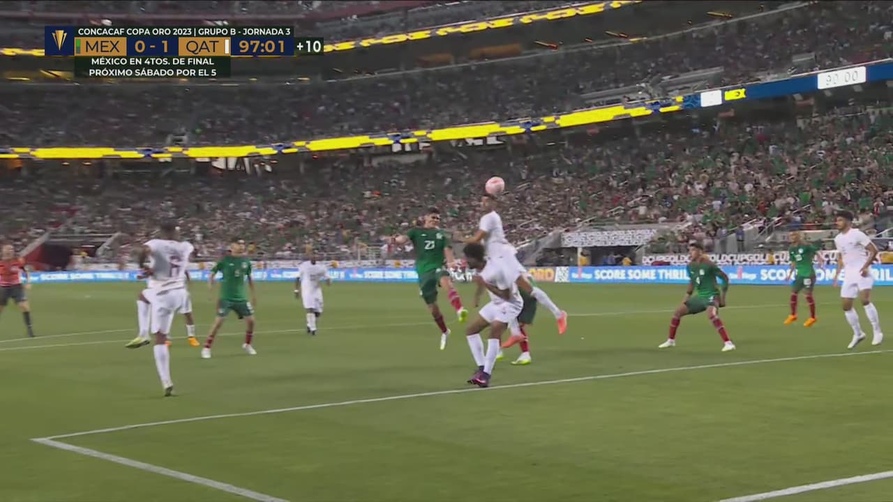 ¡No va a entrar el balón! Israel Reyes falla