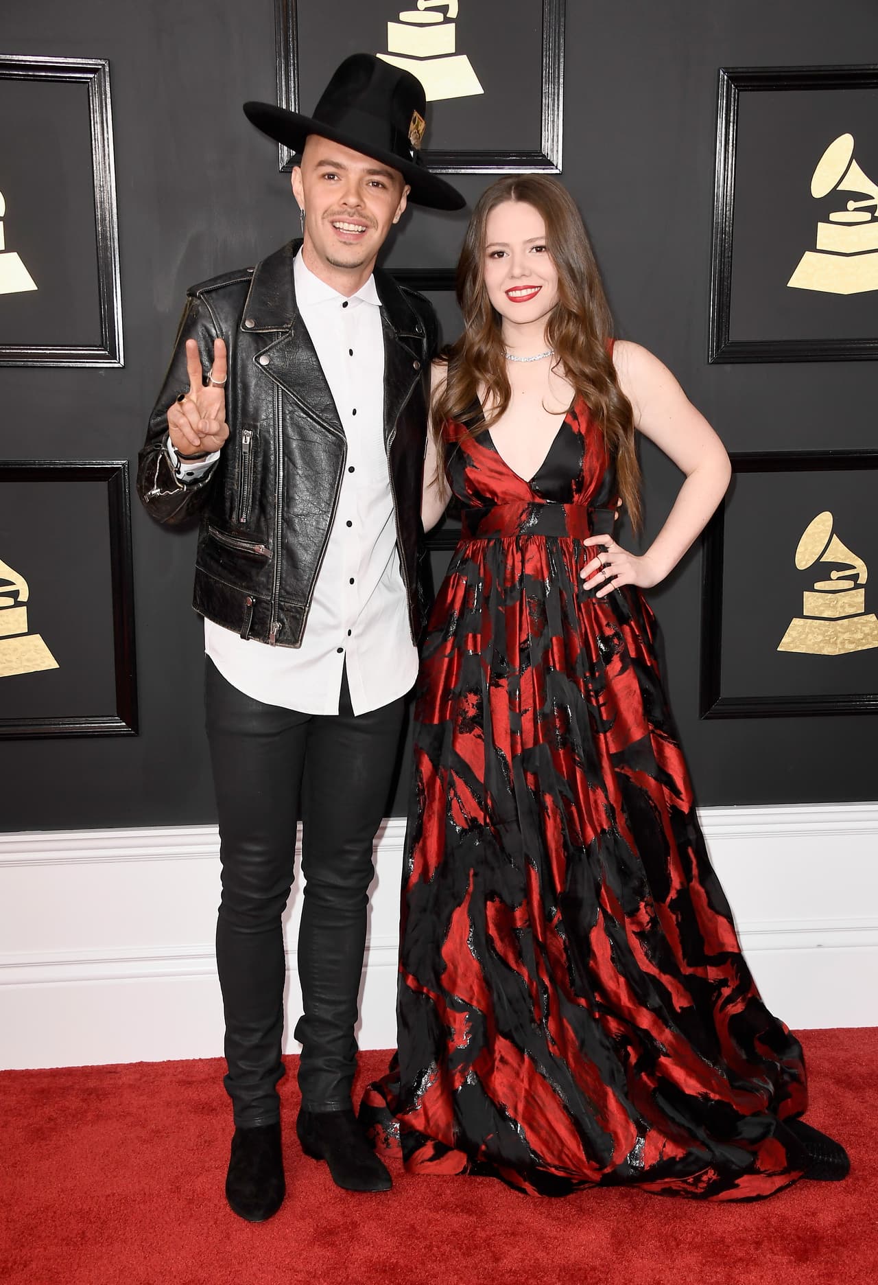Jesse y Joy estuvieron representando a los latinos en la ceremonia al llevarse 
<b><a href="http://www.univision.com/entretenimiento/jesse-y-joy-ile-vicente-fernandez-y-chucho-valdes-entre-los-latinos-ganadores-del-grammy">su primer Grammy</a></b> anglosajón.
