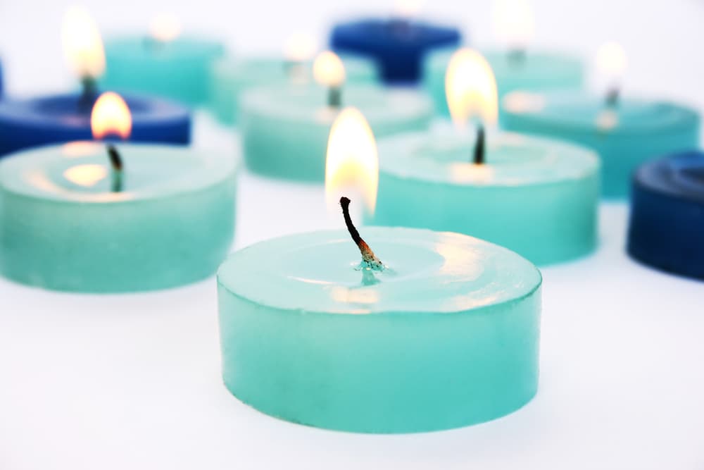 Encender velas azules también ayudan a protegernos de enfermedades de las zonas que se sitúan cerca del cuello, la nuca y la garganta, así como para tratar los síntomas de la depresión, enojos o malestares causados por conflictos con otras personas.