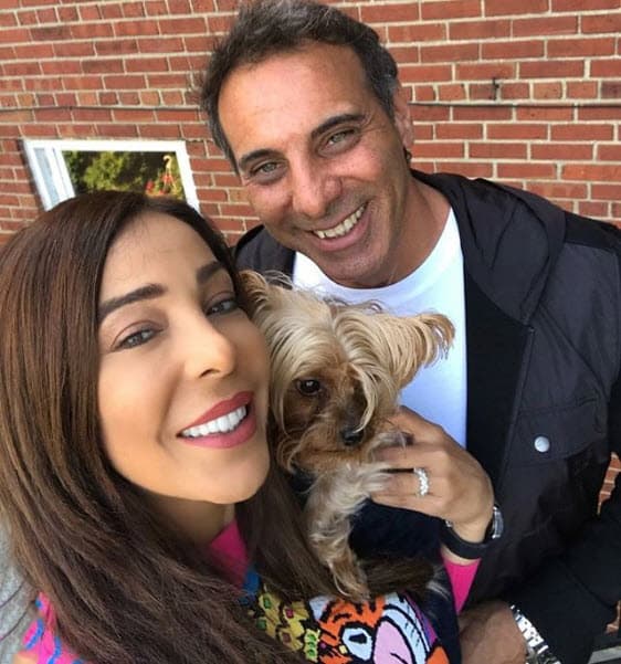 Ella los acompaña a todos lados y en ocasiones la visten igual que Gelena. Hace pocos meses la reportera reveló en Instagram que está diseñando una línea de 
<b><a href="https://www.univision.com/shows/el-gordo-y-la-flaca/gelena-solano-tiene-una-tierna-mini-me-que-es-su-fiel-companera-y-confidente-fotos">ropa para perros</a></b>.