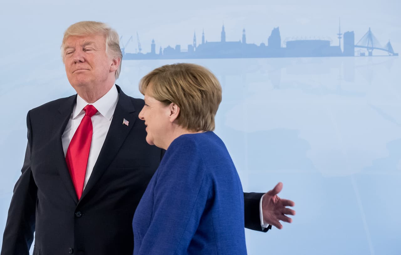 <b>En su terreno.</b> A la salida de un encuentro bilateral, Donald Trump cede el paso cortésmente a la canciller alemana Ángela Merkel. La confiada expresión del presidente estadounidense parece gritar al mundo que todo está bajo su control.