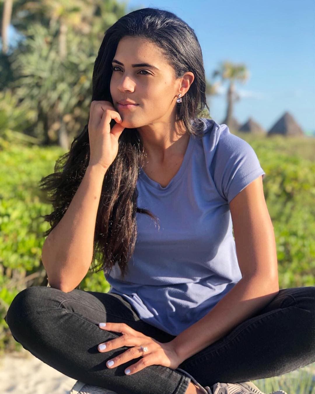 Constantemente comparte imágenes en Instagram que la muestran tal como es, por ejemplo en esta fotografía en la que se alistó para realizar su rutina de ejercicio en un atuendo apropiado y con maquillaje casi nulo.
<br>