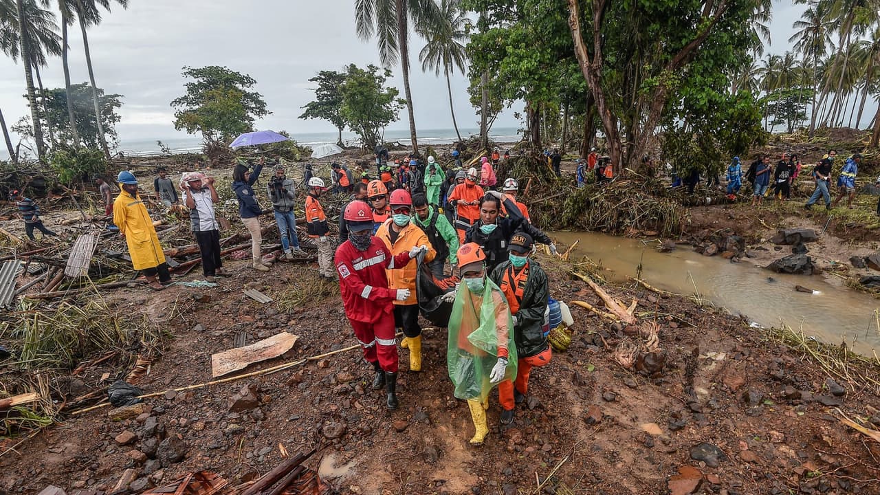 Los sobrevivientes del tsunami en Indonesia hacen vigilia en Navidad, ya van más de 420 muertos