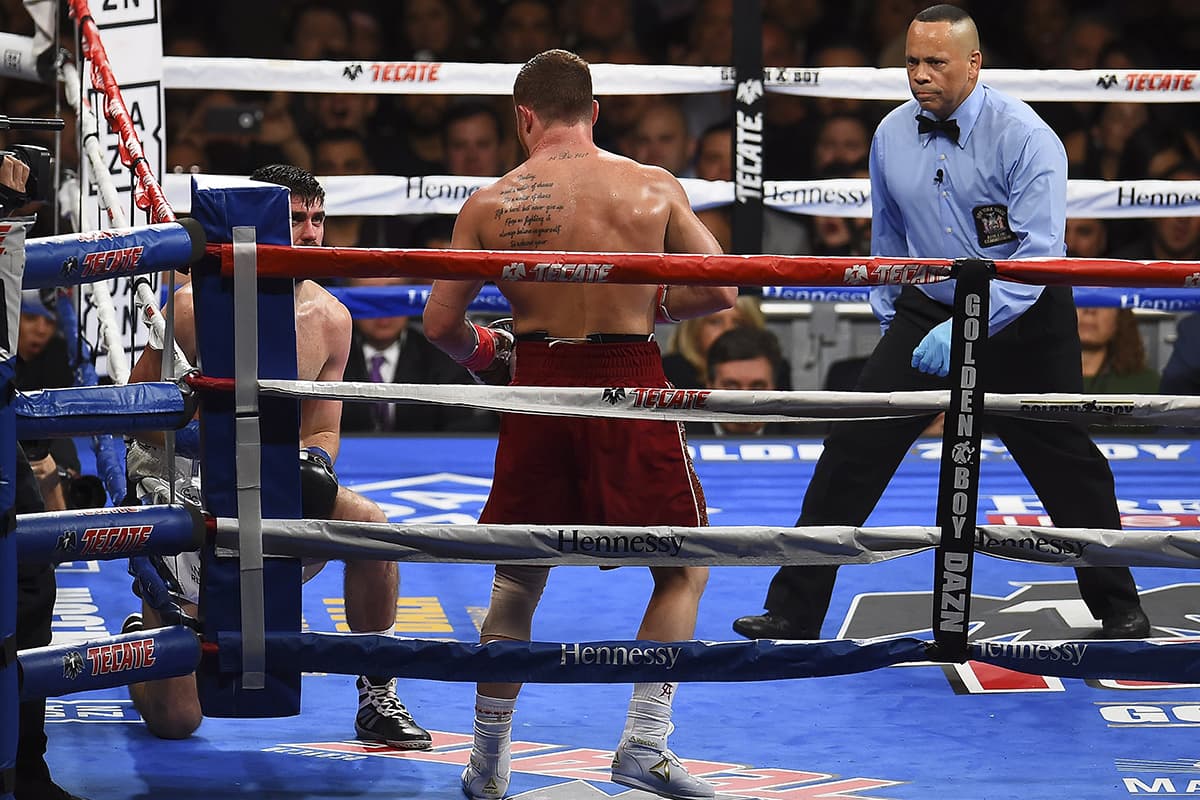 Cuando faltaba 1:16 del primer round, una combinación de golpes de Canelo puso de rodillas a Rocky Fielding en la lona. Hubo conteo de protección.