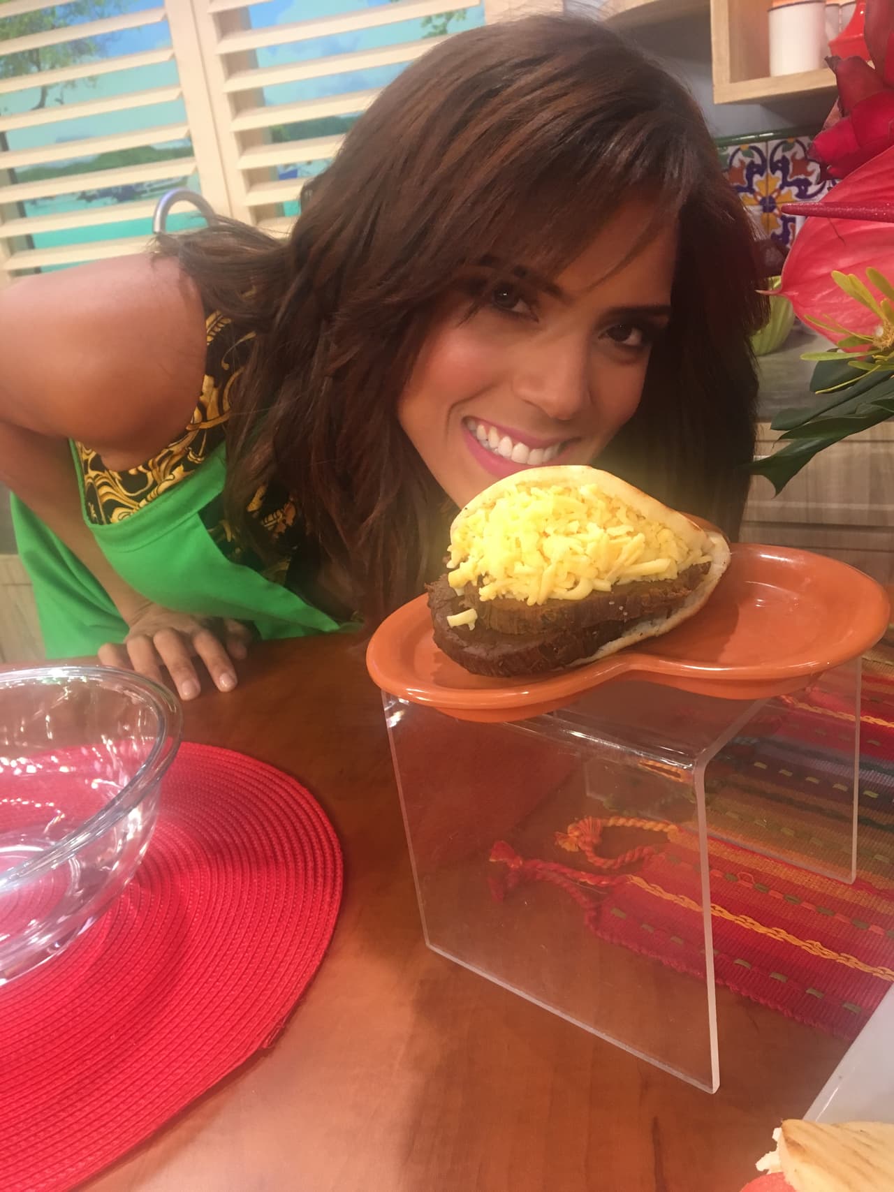 Francisca Lachapel no pudo resistir la tentación de comerse una de estas Arepas Horneadas.