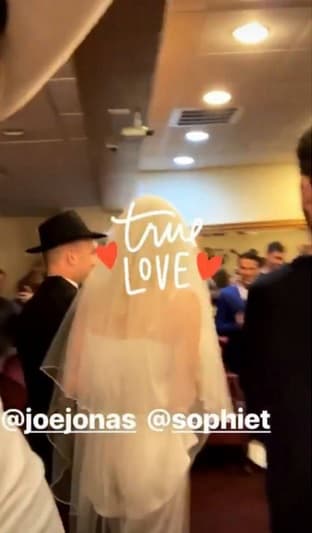 En la ceremonia 
<b>hubo pocos invitados</b>, entre ellos los hermanos de Joe, Nick y Kevin.