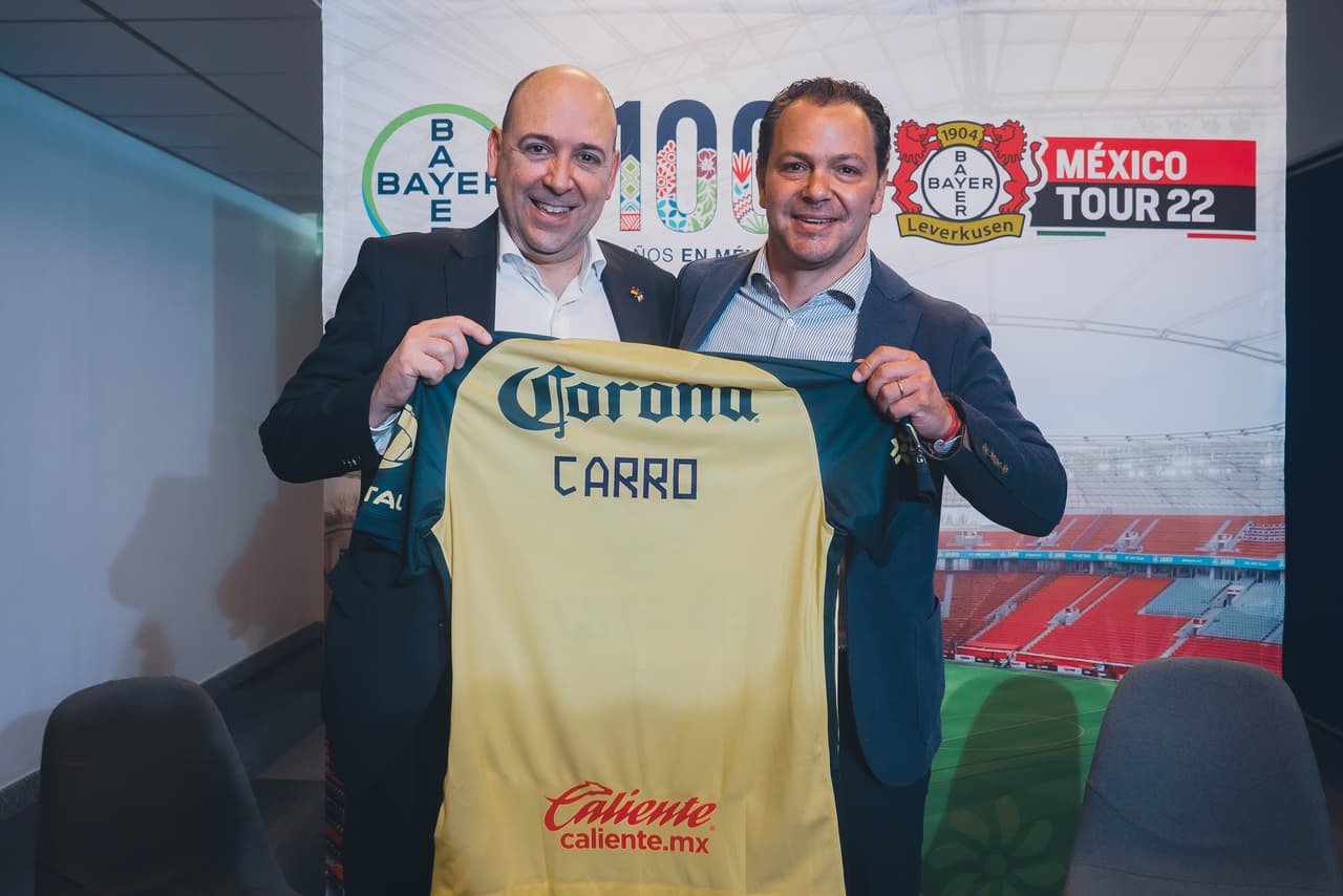 Fernando Carro, CEO de Bayer en América Latina, también recibió un jersey.