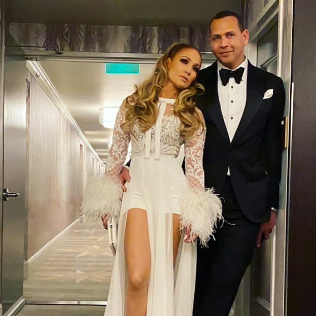 Minutos más tarde, la artista se quitó el vestido Valentino, 
<b><a href="https://www.univision.com/famosos/este-es-el-tropiezo-de-jennifer-lopez-en-los-golden-globes-2020-del-que-todos-hablan-video">que en redes sociales compararon con un regalo de Navidad,</a></b> y se declaró lista para ir de fiesta, a bailar con su "macho bello".
