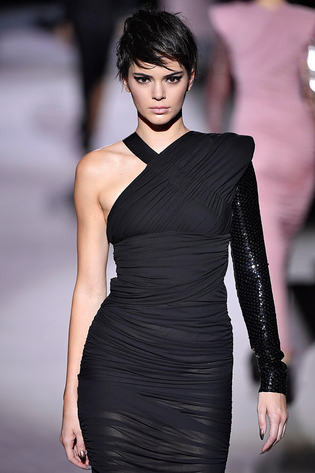 Y aunque Kendall siempre se ha diferenciado del resto de sus hermanas, en el desfile de modas de Tom Ford decidió adoptar el look de su madre, Kris Jenner.