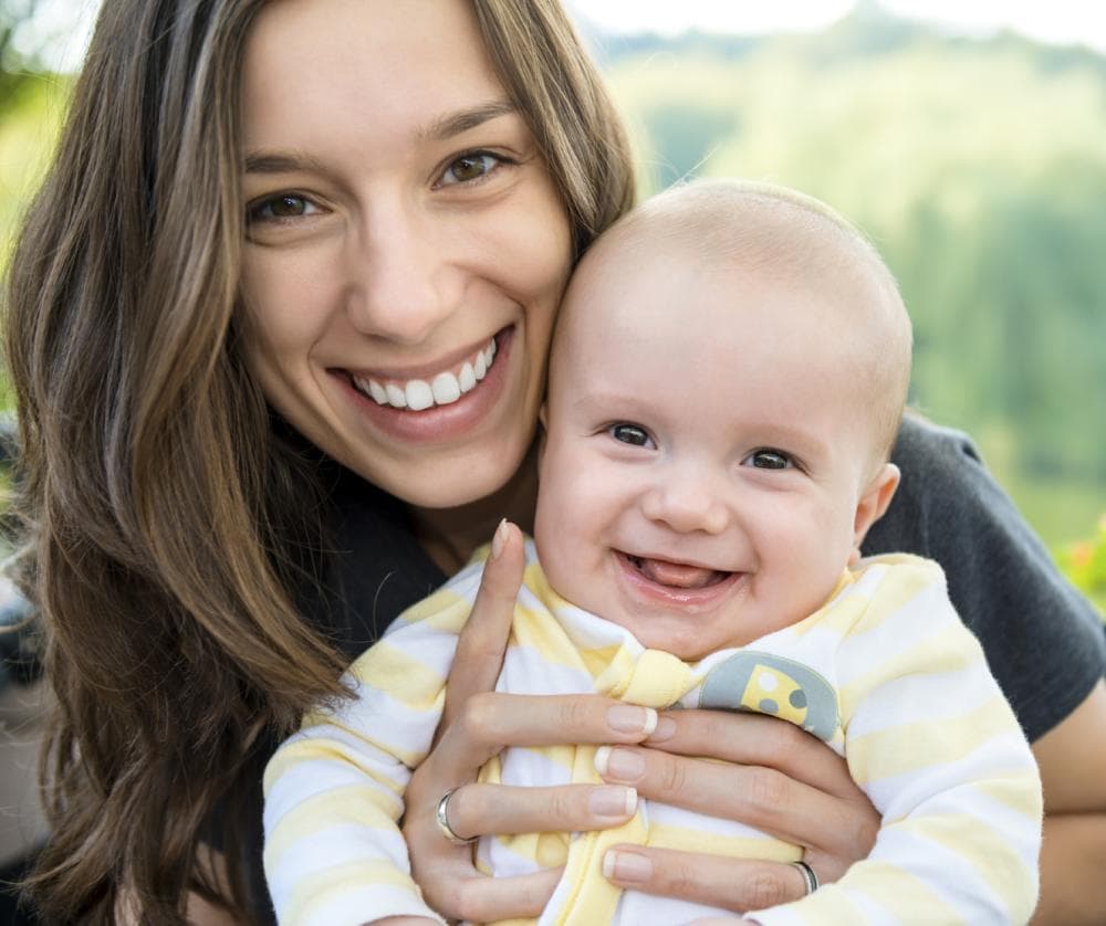 Por lo que es vital ayudarle a desarrollar esas capacidades, responder sus preguntas, hablar con los pequeños constantemente. Ellos nos necesitan y en la medida que les hablamos y les leemos historias les estamos ayudando a desarrollar su inteligencia.