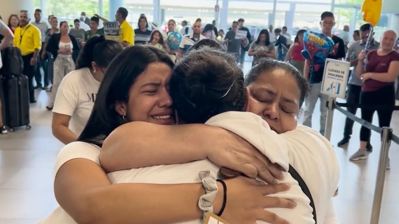 Emotivo reencuentro: hispana con cáncer que se 'autodeportó' a Honduras se reúne con su familia