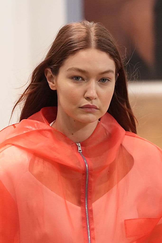No obstante, la también 'socialité' ha sorprendido a sus fans con un gran cambio de 'look' al teñir su cabello de un tono rojo cobrizo; justo como lo muestra su aparición en el desfile de Tod's para el Milan Fashion Week de 2021.