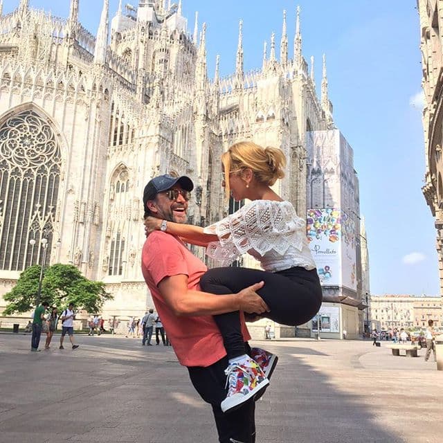 Cabe mencionar que "El Buki" tiene 23 años casado con Cristian Salas, modelo cubanoamericana.