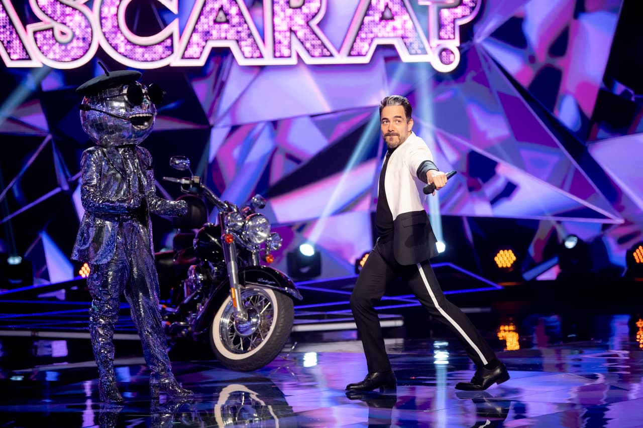 Su flexibilidad inspiró tanto a Omar Chaparro, que decidió intentar un
<i>split</i> al estilo de este carismático personaje. Con las nuevas pistas y su presentación, casi todos los ‘investigadores’ coincidieron en que María León está detrás de la máscara, salvo Consuelo, quien cree que se trata de Melissa Robles.