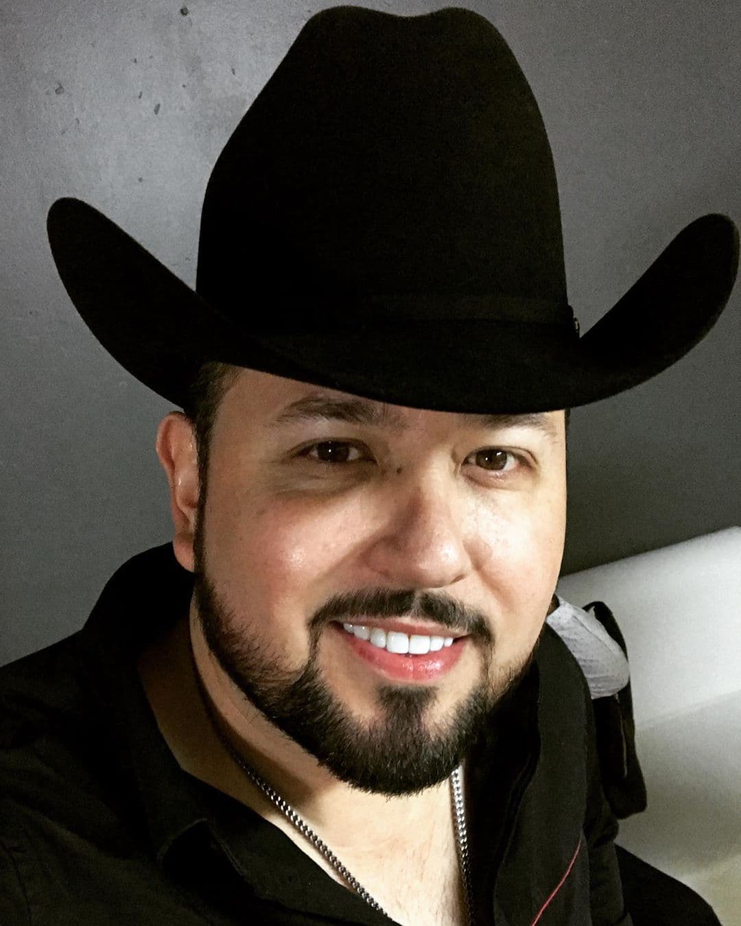 "Dios bendiga a sus familias este 2020 y si tienen algún conflicto con algún ser querido espero lo solucionen. Recuerden que lo más importante es la unión familiar, el amor y la salud", comentó.