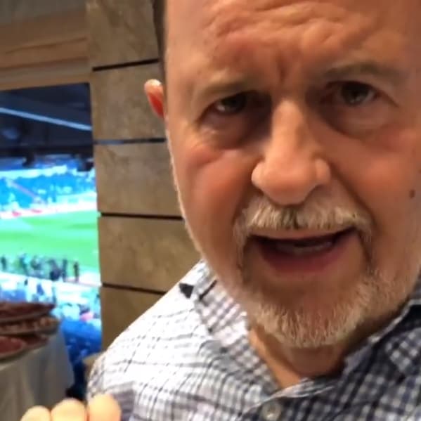 Y antes de que comenzara el juego, el presentador de El Gordo y La Flaca aprovechó para comer unos deliciosos bocadillos con su esposa en el palco del estadio.